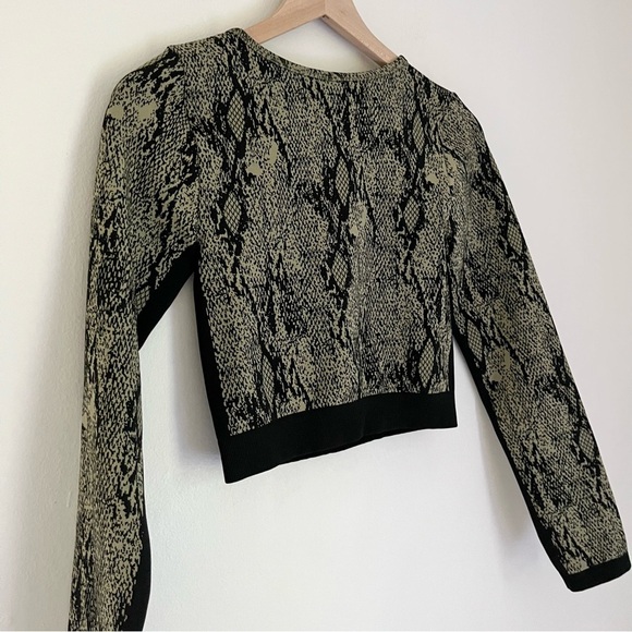 NWT Fabletics Kamila Snakeskin Seamless Athletic Top Green Black Size Medium - Picture 7 of 9